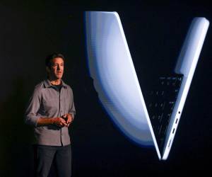 Tras el nombramiento de John Ternus como director ejecutivo en septiembre, Tim Cook, el actual director, pasará al cargo de presidente ejecutivo del consejo de administración de Apple.