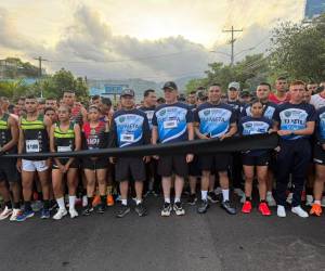 El ministro de Seguridad, Gerzon Velásquez, junto al viceministro Rommel Martínez y el director de la Policía Nacional, Rigoberto Oseguera, en el inicio de la XXXVI carrera policial, llevada a cabo en la capital.