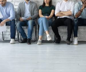 1. Deberías... prepararte a fondo sin dejar cabos sueltos. Investiga a fondo sobre la empresa, su cultura, misión y valores. Conocer sus productos y servicios es clave, pero lo más importante es entender su visión y estrategia. Evita ir a una entrevista sin haberte preparado lo suficiente, ni tener un conocimiento básico de la compañía”, recomienda Samuel Pimentel, cazatalentos del área ejecutiva.