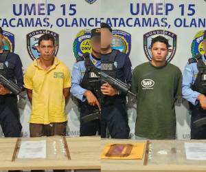 Marco Tulio Ramos Erazo y Juan Ramón Santos Erazo, al ser detenidos por la Policía, en el barrio La Cruz, de Catacamas.