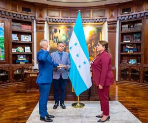 La mandataria hondureña juramentó a Hernández en Casa Presidencial.