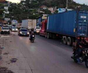 La lenta construcción de la carretera no solo afecta a los transportistas, sino también a los pobladores que viven en zonas como Tatumbla, Linaca, Azacualpa y otras comunidades aledañas.