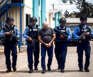 El hombre es acusado por la muerte del presunto amante de su esposa.