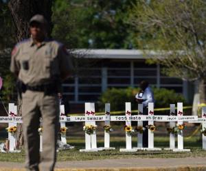 Acusan a Policía de Texas de “tardar demasiado” para intervenir en la matanza dentro de la escuela