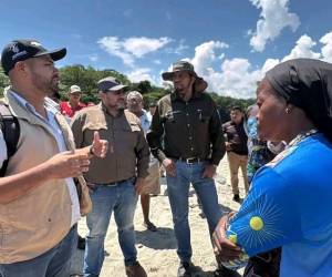 Los manifestantes exigen permanecer en su territorio y denuncian que la producción del programa limita temporalmente el acceso a sus propias playas.