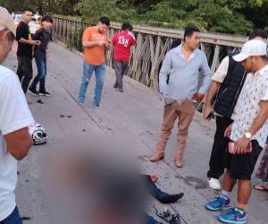 El conductor de la moto y supuesto homicida de la fémina, falleció tras cometer el hecho violento.