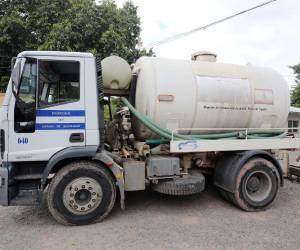 En un vehículo 4x4 trasladan los desechos que extraen de las fosas sépticas. El próximo año prevén obtener una cisterna más.