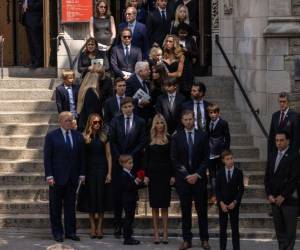 La familia realizó un servicio religioso católica previo al entierro de Ivana. Sus tres hijos y su exesposo, Donald Trump, asistieron al funeral en Nueva York.