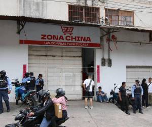El cuerpo sin vida de Hong Xi Xuan quedó en el interior de la tienda, propiedad de sus padres.
