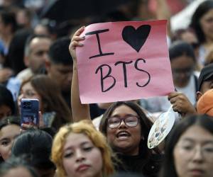 Miles de seguidores mexicanos se agolparon a las puertas del Palacio Nacional del centro histórico de la Ciudad de México para recibir a la banda surcoreana BTS, el grupo de k-pop más reconocido del mundo, junto a la presidenta Claudia Sheinbaum, en un acto público gestionado por el Gobierno.