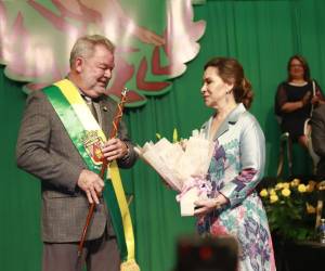 Con el llamado a dejar de lado los colores políticos y “ponerse la camiseta de San Pedro Sula”, el alcalde Roberto Contreras Mendoza inició este sábado su segundo mandato al frente de la Alcaldía sampedrana, durante la ceremonia de toma de posesión realizada en el gimnasio municipal.