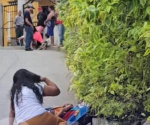 Los parientes de la víctima llegaron hasta la escena del crimen e identificaron a su pariente.