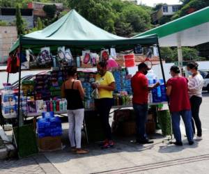 Antes de la pandemia en la capital se estimaban unos 15 mil vendedores ambulantes, la cifra ahora supera los 24 mil. Los comerciantes informales piden apoyo al gobierno. Foto: EL HERALDO