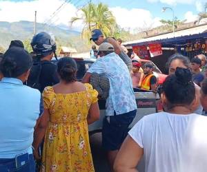 Familiares llegaron al lugar del crimen a retirar el cuerpo.