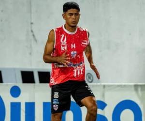 Cristian Cálix encendió las alarmas luego de quedar tirado en el pasto tras el golpe.