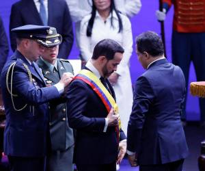 Juro a Dios y prometo al pueblo cumplir fielmente la Constitución y las leyes de Colombia, dijo De la Espriella.