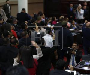 Diputados del Congreso Nacional durante la sesión en la que se aprobó la destitución de funcionarios electorales señalados por irregularidades.