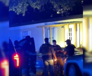 Ambos se refugiaron en una vivienda, donde permanecieron atrincherados durante varias horas, lo que obligó a las autoridades a desplegar un operativo más amplio en la zona.