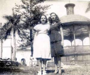 Dos mujeres en el parque La Libertad. “En esa época vestían con decencia”, dice don Mario.