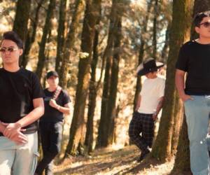 La canción Niño sad es sobre un amor que no se puede superar.