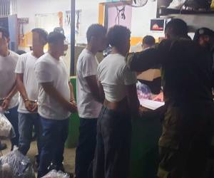 Las personas privadas de libertad fueron trasladadas de los dos centros penales bajo estrictas medidas de seguridad y respeto a los derechos humanos por parte de las autoridades del Instituto Nacional Penitenciario.