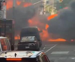 Momento en que la fuerte explosión sorprendió a las personas que transitaban por la zona.