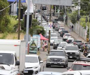 Largas filas de vehículos se registraron este mediodía en las inmediaciones del Centro Cívico Gubernamental, en la capital de Honduras, tras el asueto de los empleados públicos por la celebración a la Virgen María. Aquí a las imágenes que dejó la jornada.