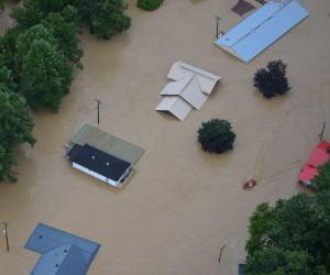 Esta foto del folleto tomada y proporcionada por la Guardia Nacional de Kentucky el 30 de julio de 2022 muestra una vista aérea del área inundada mientras los soldados y aviadores de la Guardia Nacional de Kentucky ayudan en los esfuerzos de socorro por inundaciones en respuesta a un estado de emergencia declarado en el este de Kentucky.