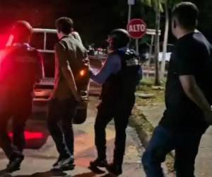 Momento de la captura de los dos hombres que se hacían pasar por miembros del Cartel del Diablo.