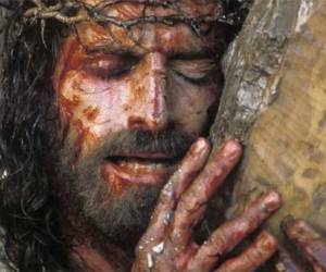 Hay algo que no ha cambiado con los años. Llega la Semana Mayor y, casi por instinto colectivo, millones de familias vuelven a buscar aquellas imágenes que llevan décadas formando parte del ritual. Antes era la televisión abierta quien marcaba los tiempos. Hoy, el mando a distancia da paso al cursor, y plataformas como Netflix y Prime Video se han convertido en los nuevos programadores de este tiempo litúrgico. El cine bíblico y de temática espiritual experimenta cada Pascua un alza notable en las métricas de consumo, un fenómeno que las plataformas de streaming han sabido leer con puntualidad.