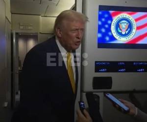 Sus declaraciones surgen mientras crece la presión en el Congreso para desclasificar miles de documentos vinculados al caso.