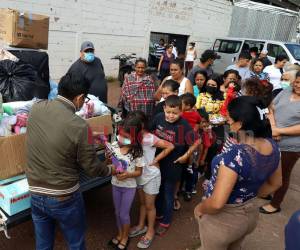 Con mucha dedicación se armaron los kits de aseo y para los niños. Estas ayudas fueron recibidas de parte de fieles lectores, capitalinos de buen corazón y empresas.