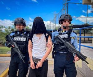 El menor de 16 años de edad, y preunto inetgrante de la Pandilla 18, al ser arrestado por agentes policiales.