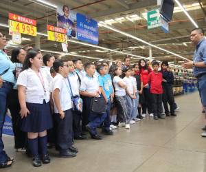 Los niños de los Clubes Ecológicos de las cinco escuelas participantes visitaron las instalaciones DE Walmart ubicadas a la altura del anillo periférico.
