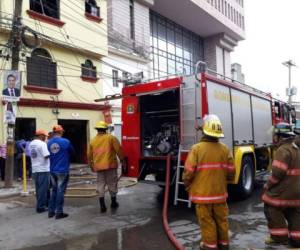 El fuego fue sofocado por los Bomberos quienes evitaron que se extendiera a otros edificios. (Foto: El Heraldo Honduras/ Noticias Honduras hoy)