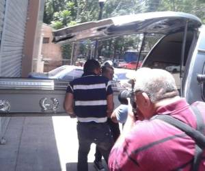 Familiares retiraron la mañana del lunes el cadáver de Mario Zelaya, de 17 años, una de las víctimas.