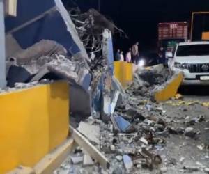 Según relatos preliminares, el conductor del vehículo viajaba a exceso de velocidad, perdiendo el control del automotor e impactando contra la caseta de peaje.