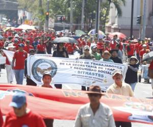 Los trabajadores también exigen elCumplimiento de sus derechos laborales, un alto a los despidos catalogados como ilegales y una queja por el aumento de la canasta básica.