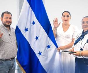La ministra de Educación, Arely Argueta juramentó a la presidenta de la Junta de Selección, Gissela López, quien funge como directora general de Talento Humano en la Seduc y a Douglas Ochoa, como secretario.