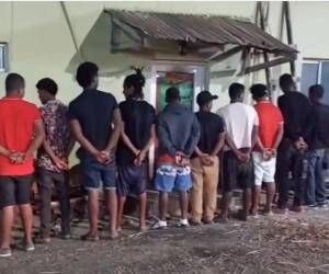Los 25 hombres originarios de La Mosquitia hondureña, fueron llevados a una estación policial para individualizar sus responsabilidades civiles y penales.