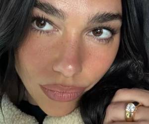 Después de meses de especulación, Dua Lipa confirmó su compromiso con el actor británico Callum Turner, provocando gran expectativa no solo por la noticia, sino por el peculiar anillo que ahora porta en su mano izquierda. A continuación, los detalles de la joya.