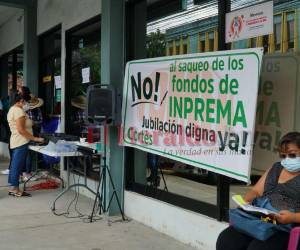 Más de 16,000 docentes jubilados exigen sus 60 rentas.