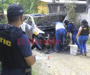Agentes de la Agencia Técnica de Investigación (Atic) inspecionaron el vehículo que fue dejado en una zona de la ciudad.