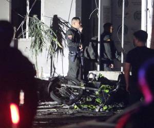 Entre los heridos hay dos policías con lesiones de gravedad, mientras que hay cuantiosos daños materiales en la infraestructura policial.