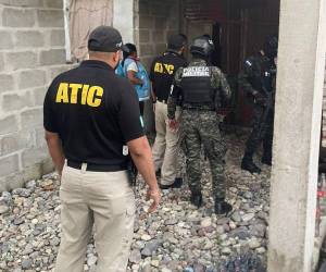 Equipos de la Agencia Técnica de Investigación Criminal (ATIC), Secretaría de la Niñez, Adolescencia y Familia (Senaf) y Policía Militar del Orden Público (PMOP) ejecutaron el allanamiento en La Ceiba.