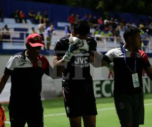 Momento en que Samudio salió lesionado del partido.