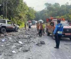 Un trágico accidente en el municipio de Santa Cruz de Yojoa dejó un fallecido y tres heridos tras el impacto de una volqueta cargada de piedra.