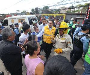 El alcalde de la capital llegó hasta la zona del desastre para brindar apoyo a las familias afectadas.