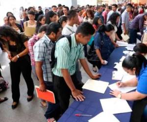 Miles de jóvenes están desempleados y demandan un empleo para tener ingresos económicos dignos y de esa manera evitar migrar a otros países.