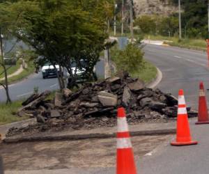 (1) Los ingenieros hicieron una inspección completa a ambas trochas del anillo periférico. (2) Se usó la geolocalización de los tramos dañados para trabajar en orden de prioridad en el periférico. (3) Hasta dos frentes de trabajo realizan la reparación de esta vía.